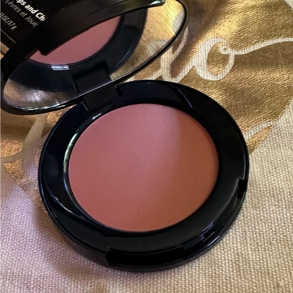 Powder Pink Pot Rouge Blush for Lips & Cheeks - Picture 5 of 11